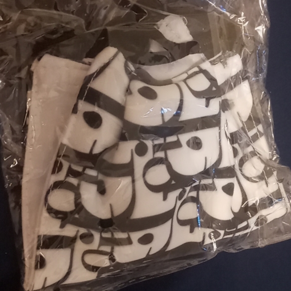 2 face masks - Picture 2 of 3